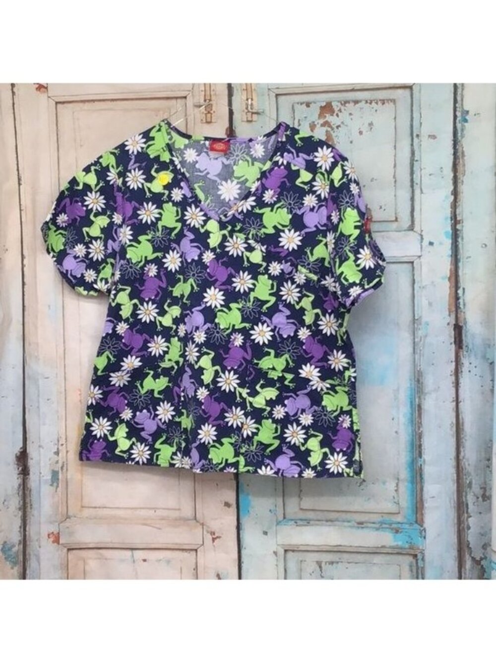 Dickies Womens Frog & Daisy Print V-Neck Scrub Top Size M